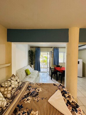 Familie-studiosuite | 1 soverom, safe på rommet, wi-fi (inkludert) og sengetøy