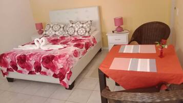 Basic Single Room, 1 Queen Bed