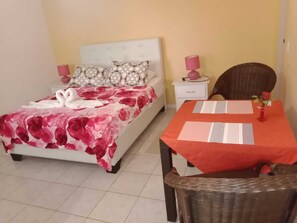Basic-Einzelzimmer, 1 Queen-Bett | 1 Schlafzimmer, Zimmersafe, kostenloses WLAN, Bettwäsche