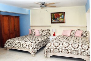 Family Studio Suite | Bathroom amenities | Combined shower/tub, free toiletries, hair dryer, towels - Aparthotel Michaela (Sosúa)