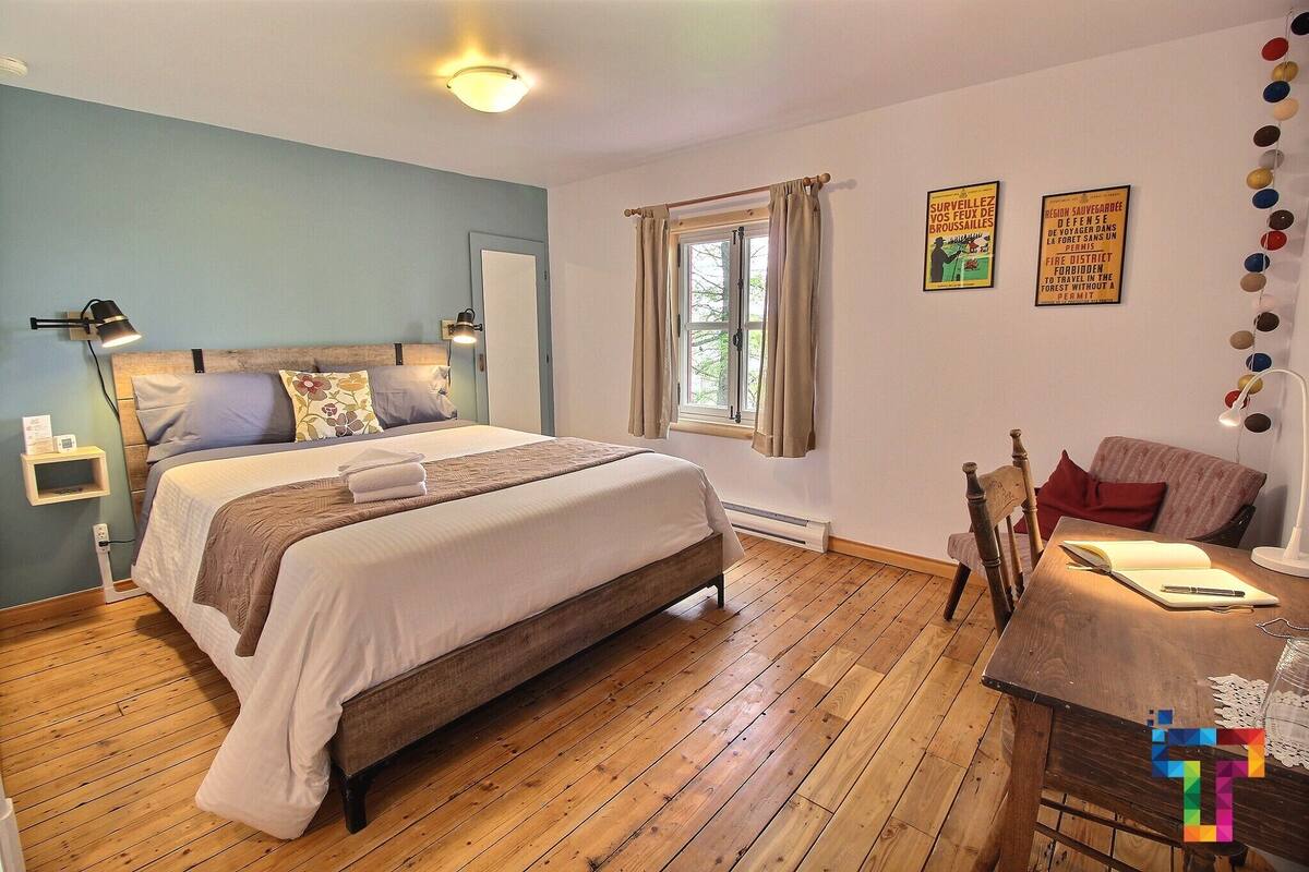 Zimmer, 1 Queen-Bett | Individuell dekoriert, individuell eingerichtet, Verdunkelungsvorhänge