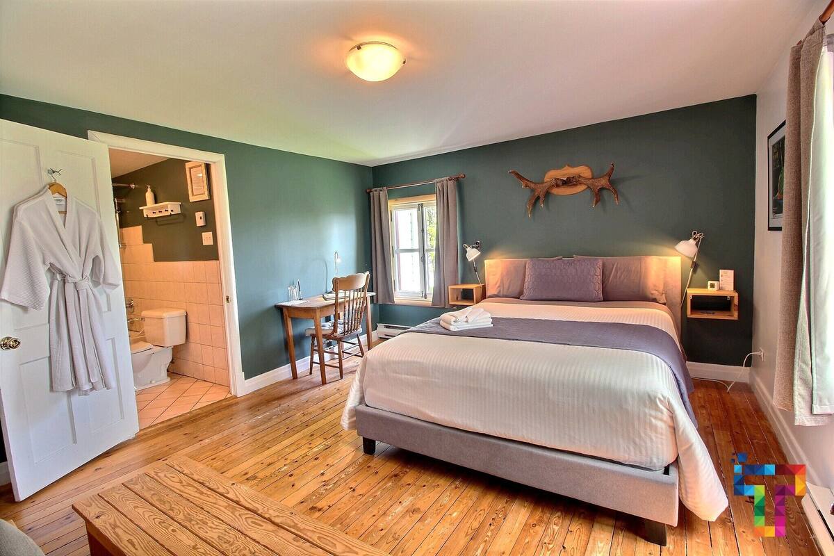 Zimmer, 1 Queen-Bett | Individuell dekoriert, individuell eingerichtet, Verdunkelungsvorhänge