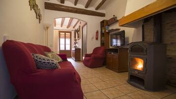 Casa tradicional, 2 habitaciones | Sala de estar | Una televisión de pantalla plana, una chimenea