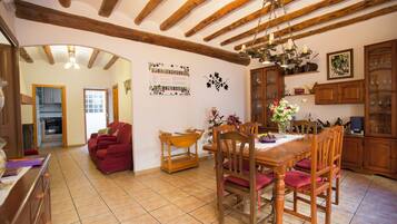 Casa tradicional, 2 habitaciones | Zona de estar | Una televisión de pantalla plana, una chimenea