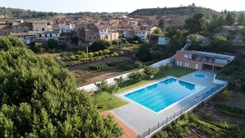 Una piscina al aire libre de temporada