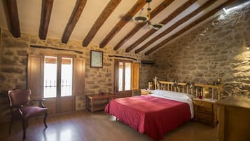 3 bedrooms, down comforters, Tempur-Pedic beds, desk