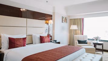 Rom – deluxe, 1 kingsize-seng | Minibar, safe på rommet, skrivebord og lydisolert