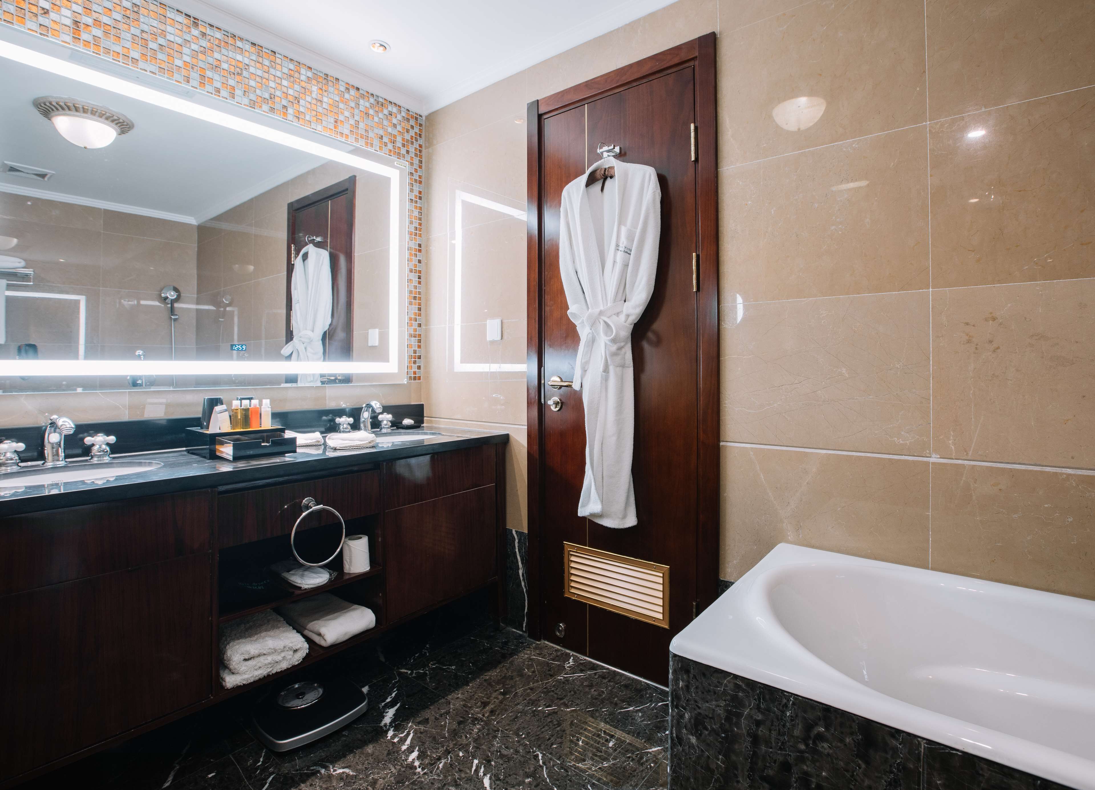 suite, 1 king bed | bathroom | shower, eco-friendly toiletries, hair dryer, bathrobes