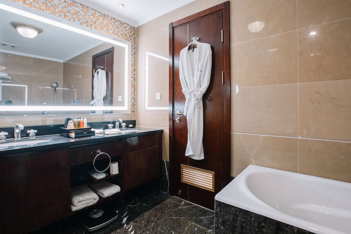 suite, 1 king bed | bathroom | shower, eco-friendly toiletries, hair dryer, bathrobes