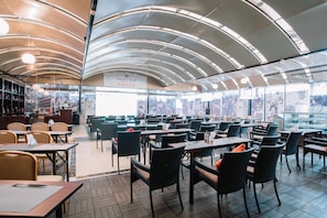 2 bars/lounges
