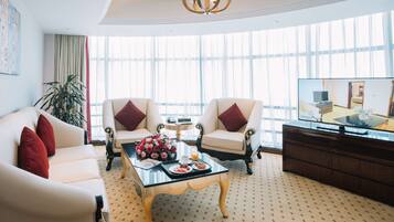 Minibar, caja de seguridad en la habitación y escritorio