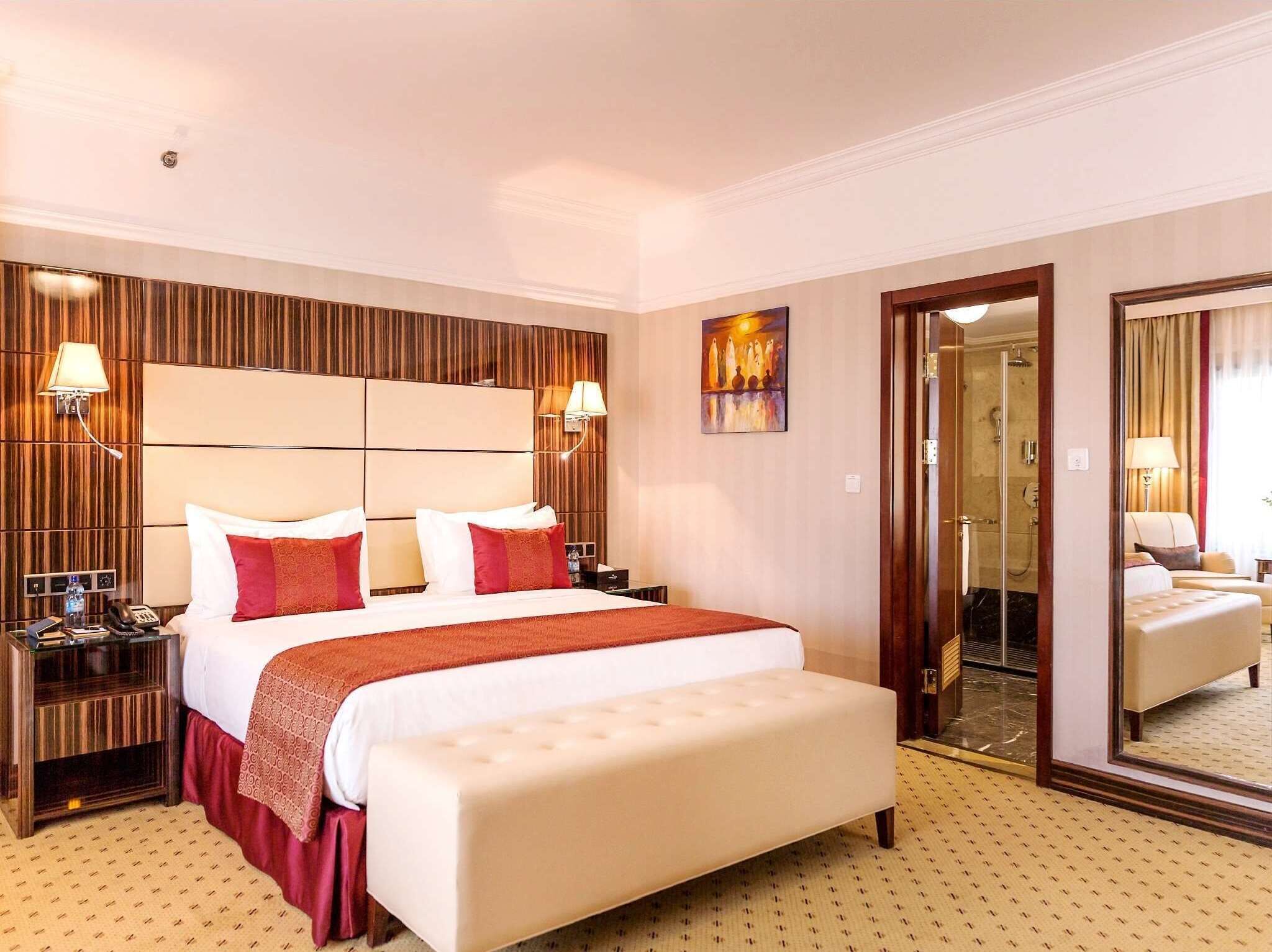 suite, 1 king bed | minibar, in-room safe, desk, soundproofing