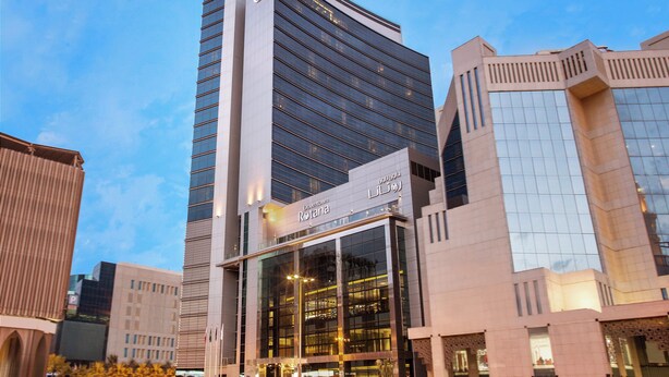 Un edifici modern amb un cartell destacat que diu "Downtown Rotana".