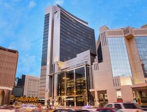 Un edificio moderno con un letrero llamativo que dice "Downtown Rotana".