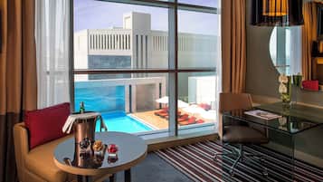 Allergitestet sengetøy, dundyner, minibar og safe på rommet