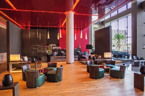 Se sirven desayunos, almuerzos y cenas; cocina internacional