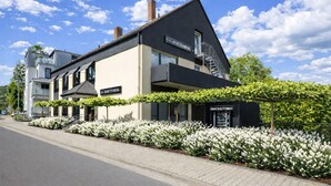 Un bâtiment avec une enseigne indiquant « Martinsberg » et une autre indiquant « Distributeur automatique de snacks ».
