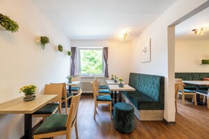 Desayuno buffet diario (EUR 14.80 por persona)