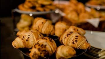 Se ofrece un desayuno bufé todos los días (14.80 EUR por persona)