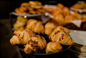Se ofrece un desayuno bufé todos los días (14.80 EUR por persona)