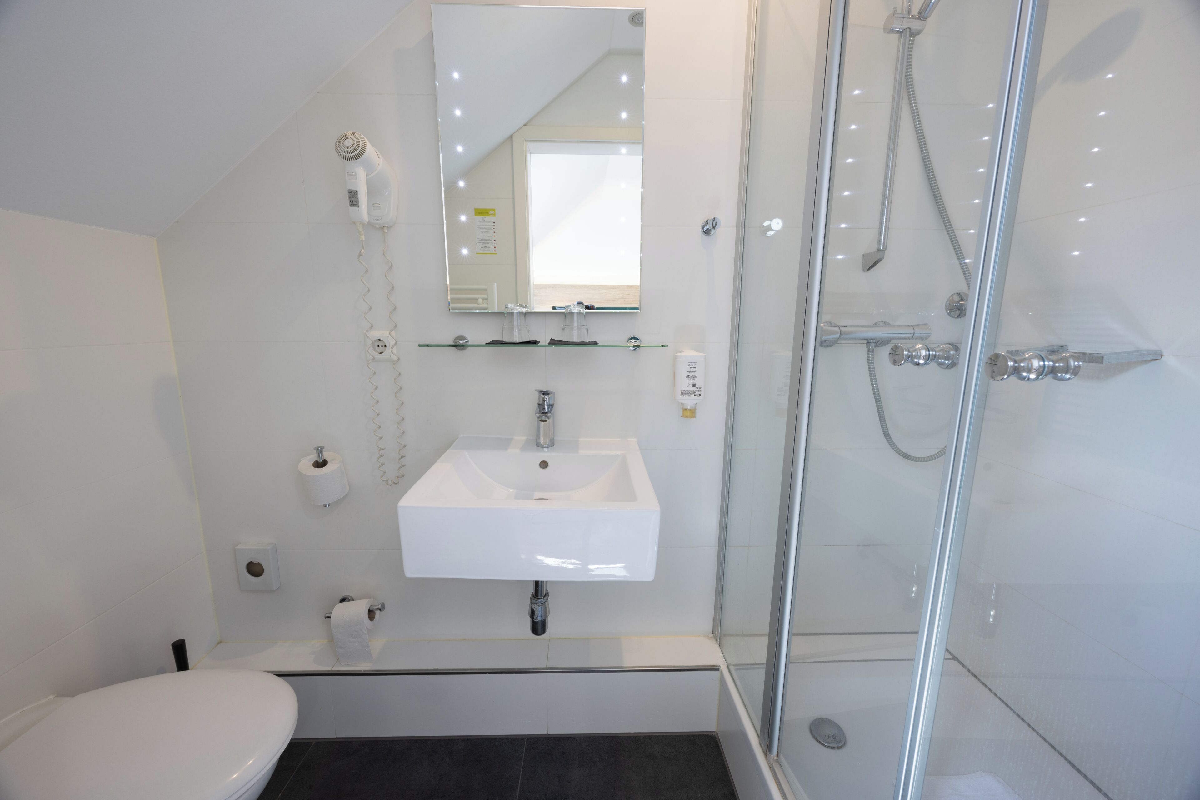 淋浴设施、吹风机、毛巾