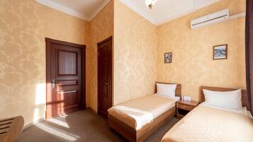 Geluiddichte muren, een strijkplank/strijkijzer, gratis babybedden