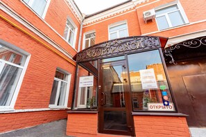 Pintu masuk properti