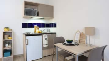 Refrigerador, microondas, placa de cocina, tetera/pava eléctrica