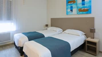 Chambre avec lits jumeaux | Bureau, espace de travail pour ordinateur portable