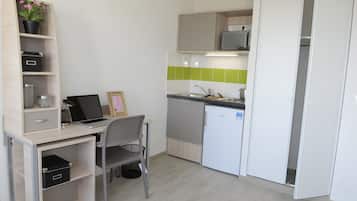 Refrigerador, microondas, placa de cocina, tetera/pava eléctrica