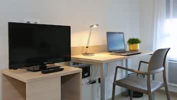 Escritorio y espacio para trabajar con laptop