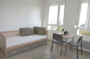 Desk, laptop workspace, soundproofing, iron/ironing board - Apparteo Nancy (Nancy)