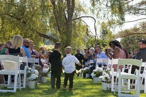 Outdoor wedding area - Anchorage House and Cottages (Hubbards)