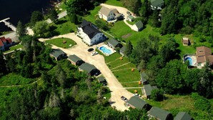 Property grounds - Anchorage House and Cottages (Hubbards)