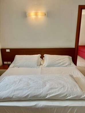 Deluxe Suite, 1 King Bed | 1 bedroom, premium bedding, desk, soundproofing