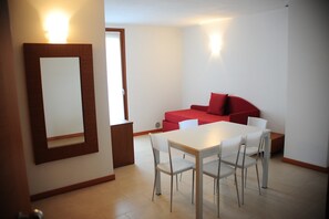 Deluxe Suite, Non Smoking | In-room dining