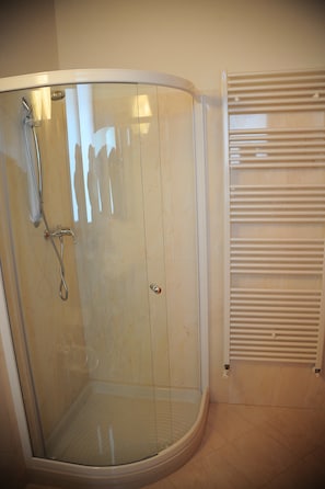 Superior Suite, Multiple Beds, Non Smoking | Bathroom shower