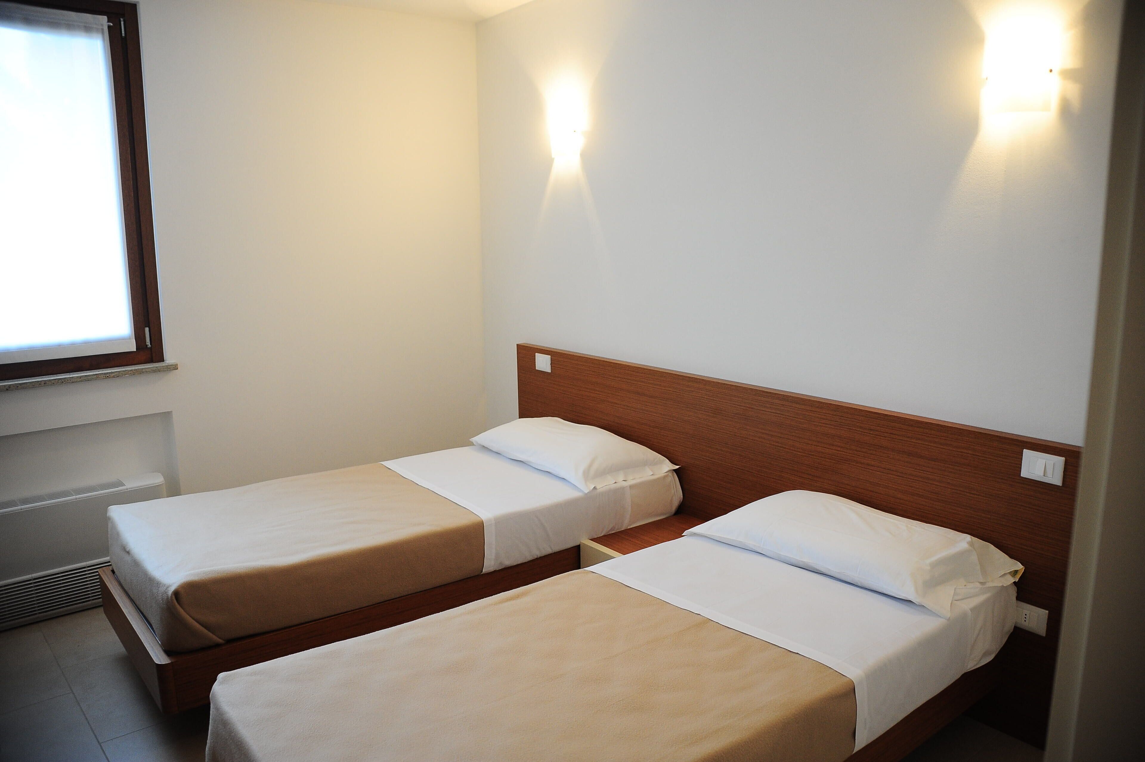 1 bedroom, premium bedding, desk, soundproofing