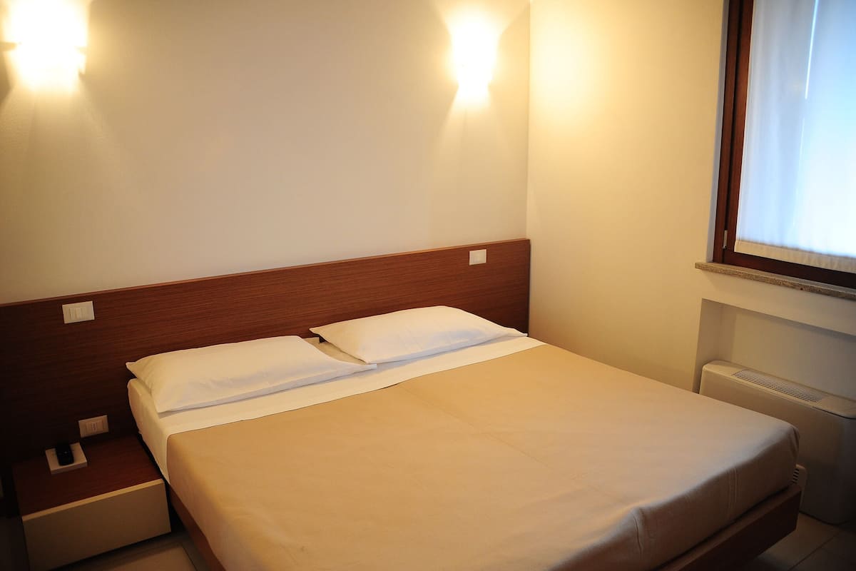 Deluxe Suite, 1 King Bed | 1 bedroom, premium bedding, desk, soundproofing