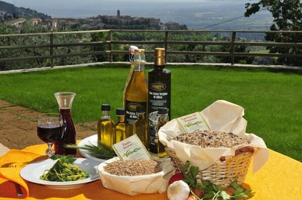 Petit déjeuner et dîner servis sur place, spécialités Cuisine régionale