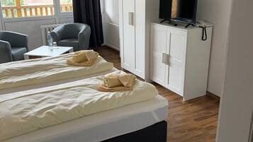 Standard Double Room | Desk, bed sheets