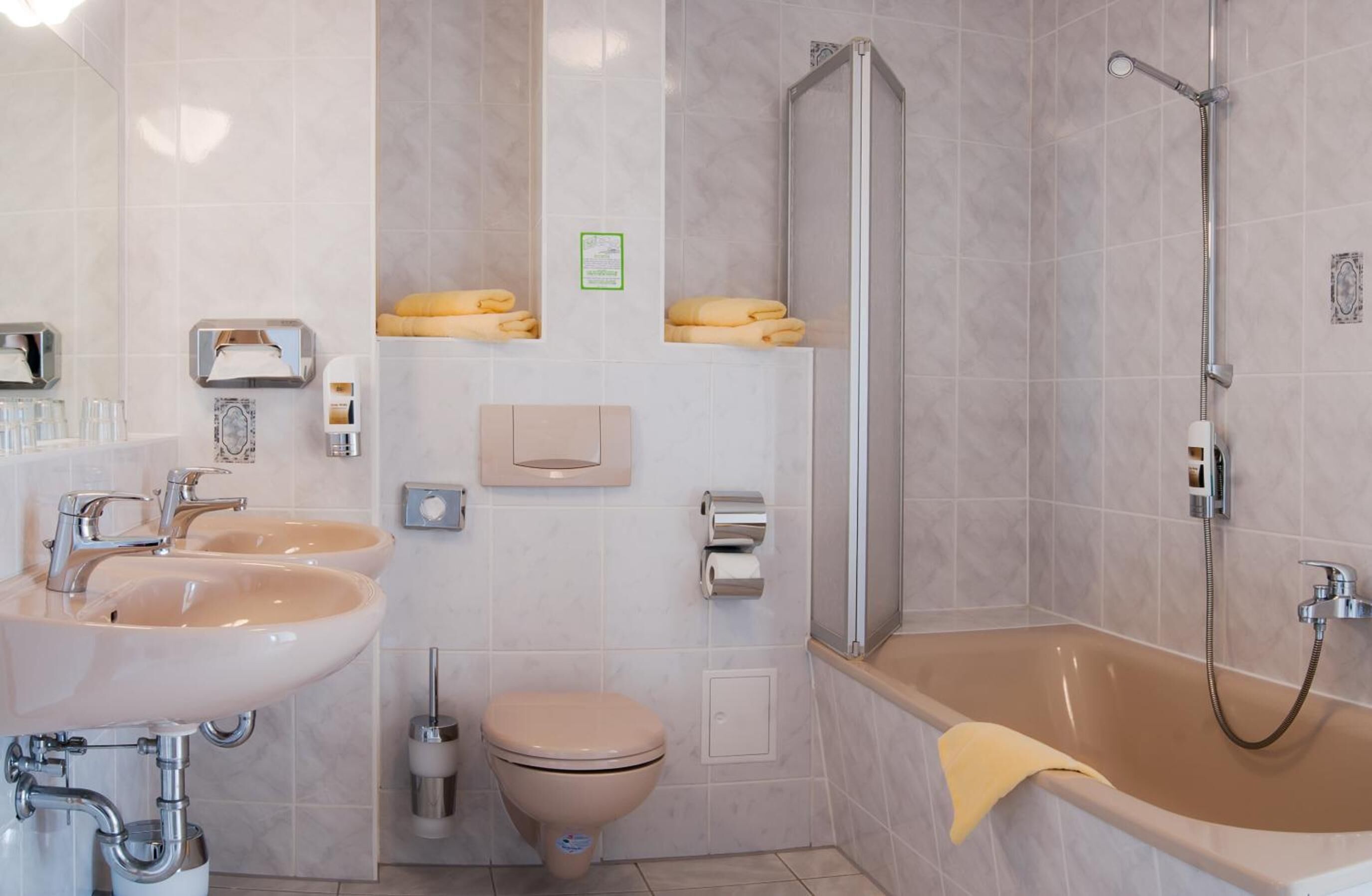 Standard-Doppelzimmer | Badezimmer | Dusche, Handtücher