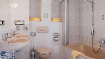 Standard-Doppelzimmer | Badezimmer | Dusche, Handtücher