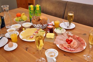 Petit déjeuner complet (18 EUR par personne)