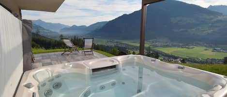 Luxury-Suite, 2 Schlafzimmer, Whirlpool und Sauna, Bergblick | 1 Schlafzimmer, Daunenbettdecken, individuell dekoriert