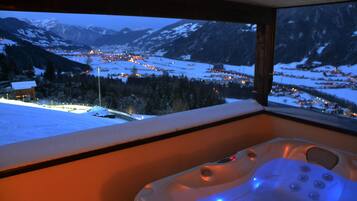 Luxury Apartment, 3 Bedrooms, Hot Tub and Sauna, Mountain View | Private spa tub