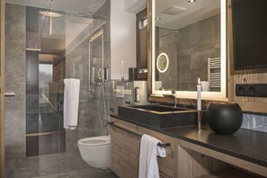 Chalé superluxo, 4 quartos, vista para a montanha | Banheiro | Secador de cabelo, toalhas de banho, papel higiênico 