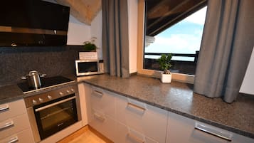 Luxury Apartment, 3 Bedrooms, Hot Tub and Sauna, Mountain View | Private kitchen | Full-sized fridge, microwave, oven, stovetop