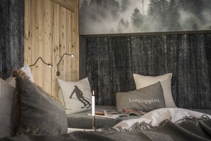 Suite de lujo, 2 habitaciones, vistas a la montaña | 1 dormitorio, edredones de plumas, decoración individual