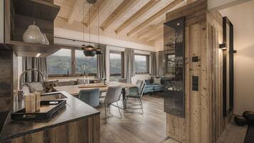 Luksus-alpehytte, 4 soverom, fjellutsikt | Eget kjøkken | Kjøleskap, mikrobølgeovn, ovn og kokeplater